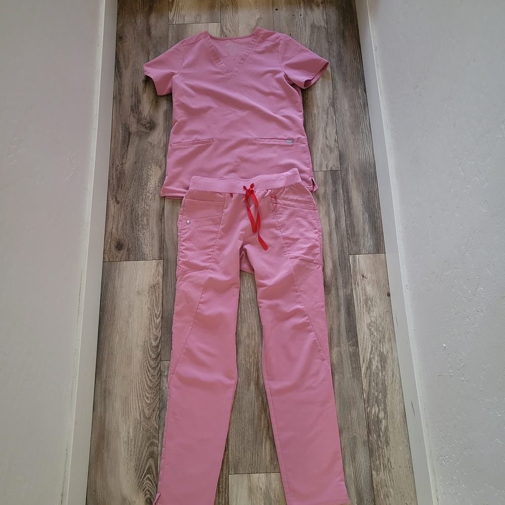 Figs Chalk Pink Scrub Set